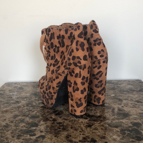 Size 6 cheetah booties - Picture 2 of 2